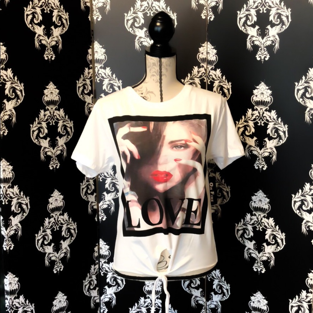 🍀 NWT! Vogue Style T-Shirt! 💋
